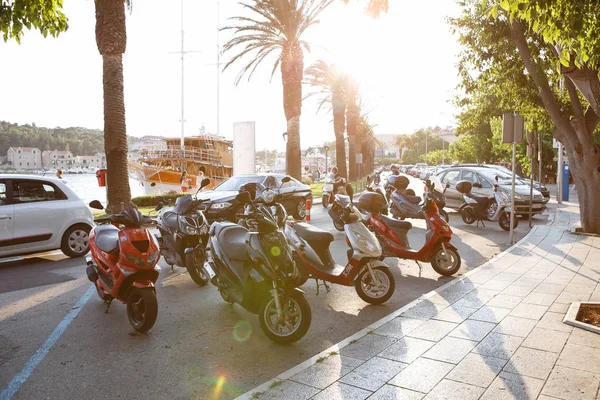 マカルスカ クロアチア 2017 マカルスカ Riviera Popular 観光都市交通の通りに駐車のレンタル モーター バイク 格安のバイクを借りる — ストック写真