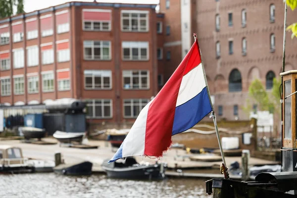 Hollanda Bayrağı Amsterdam Kanalında Teknede — Stok fotoğraf