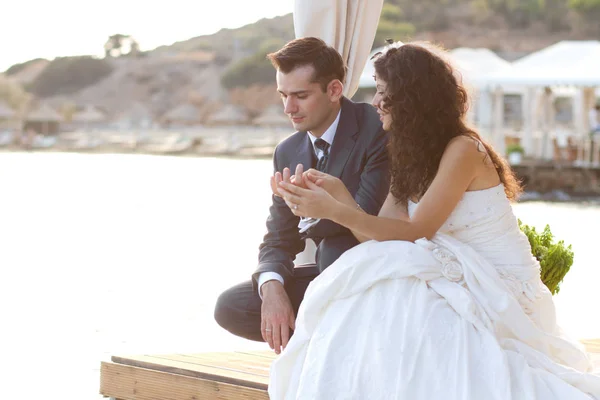 Felices Recién Casados Sentados Agua Pensando Algo Íntimo — Foto de Stock