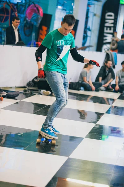 モスクワ 2016 屋内スケートパークでのロングボーディング競争 若い人たちが楽しみに参加スケート ボード コンテスト — ストック写真