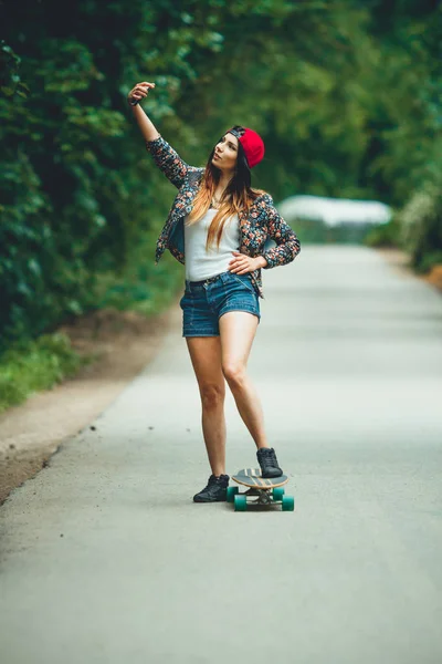 Junge Schöne Fitte Frau Auf Skateboard Park — Stockfoto