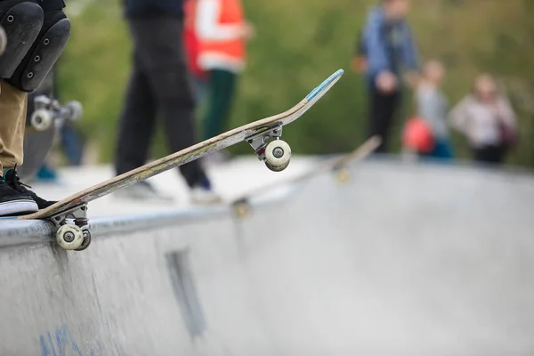 Patinador Pie Una Rampa Parque Skate Listo Para Montar Skate —  Fotos de Stock