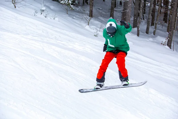 Bukovel Ukraine Março 2018 Jovem Atleta Snowboard Pula Rampa Parque — Fotografia de Stock