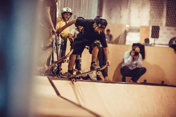 Moscú Septiembre 2015 Fresco Joven Skateboarder Moler Mini Rampa Durante — Foto de Stock