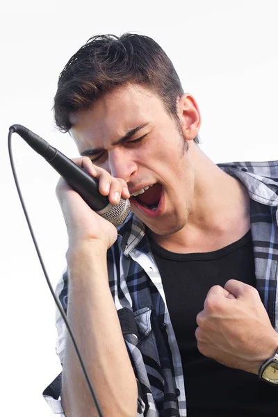 Joven Rockero Cantando Expresivo Aislado Cielo Blanco Sobreexpuesto Aire Libre — Foto de Stock