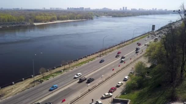 Vista Aérea Del Tráfico Ciudad Cerca Del Río Dnipro Kiev — Vídeos de Stock