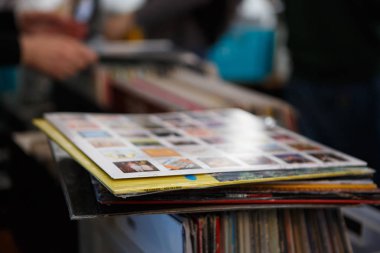 Moskova - 26 Mart, 2017: Hifi müzik severler toplandı, vinil recods müzik için turntable ile satın almak güç merkezi. DJ topluluk turntable çalmak için ses kayıtları satmak