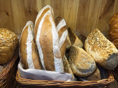 Lezzetli ekmek sepeti gıda saklayın. Akşam yemeği yemek için ekmek taze satın