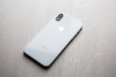 Mariupol, Ukraine - 27 Ekim, 2017: yeni Iphone X modeli yakın çekim. Modern hareket eden telefon ile değmek perde ve çift kamera lens. Trendy Apple Iphone 10 durum