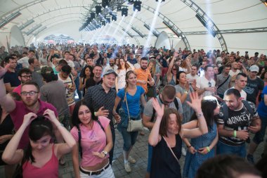 Moskova - 19 Haziran, 2016: konser izleyici zevk büyük canlı müzik festivali olay. Müzik hayranları kalabalık dans pisti iyi eğlenceler. İnsanlar dans popüler dj set oynamak için