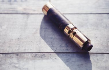 Modern elektronik mech mod vaping aygıt. Yeni Buharlaştırıcı e-cig Gadget'ı vape gliserin e-sıvı için. Nikotin Sigara İçilmeyen bıraktın, vaping güvenli ecig vape başlamak