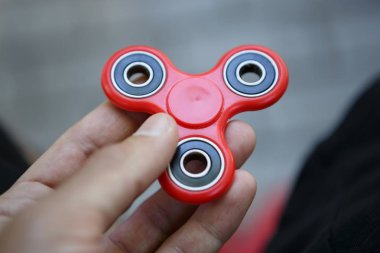 Spinner Gadget'ı elinde. Süper oyuncak eğilimleri stres rahatlatmak için 2017.Buy serin yeni topluca cihazın konsantrasyonu artırmak ve sakin ol. Kuzineler, gençler ve yetişkinler için modern oyuncaklar