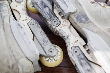 Moskova - 23 Mart, 2017: agresif inline paten aşırı paten için. Kullanılan ve inç - line paten buz pateni dublör için çizik: eziyet raylar, çıkıntıları ve hileler skate park havada atlama