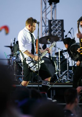 Odessa, Ukrayna-15 Ağustos, 2017: Rock konseri. Popüler Amerikan punk rock grubu Zebrahead performans canlı Festivali Zgames sahnede ayarla