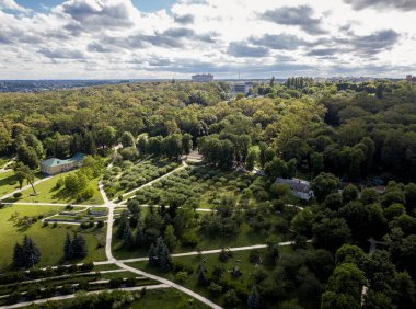 Kiev - 1 Temmuz, 2018: hava dron fotoğraf güzel yeşil park Feophania. Yukarıda uçan ile DJI indeks işlem quadro helikopter kamera ile çekim manzara. Popüler turistik landmark. Kiev şehir büyük doğal Feofaniya bahçede