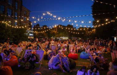 Kiev-11 Ağustos, 2018: Yaz Festivali Kurazh rahat şezlonglarda ürpertici Genç büyük grup. Kiev şehirde gençlik yaşam tarzı ve eğlence
