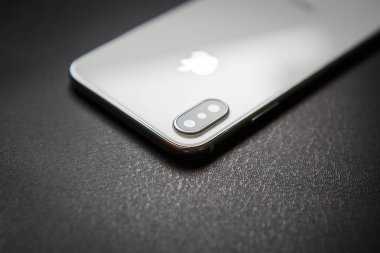 Kiev, Ukrayna-27 Eylül, 2018:Iphone Xs modeli. Beyaz ve gümüş renkli yeni Apple on Es. Modern smartphone kavramı zekâ çift fotoğraf kamera lensler cam arka panel. Lüks cep telefonu kapat