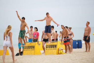 Odessa, Ukrayna-21 Haziran, 2017: Slackline Yarışması sahilde. Sportif insanlar bolluk çizgi tightropes sahil üzerinde yürürken rekabet yürüyüş katılmaktadır. Genç erkekler halatlar üzerinde yürümek