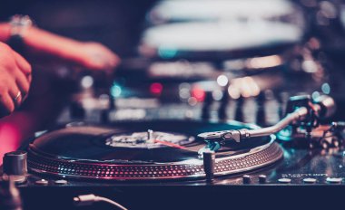 Moskova - 21 Mayıs, 2016: Dmc dünya Dj olay Yotaspace gece kulübünde. Japonya'dan assolist 2002 Dünya şampiyonu Dj Kentaro