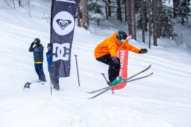 Bukovel, Ukrayna-19 Mart, 2018: Kar kicker rampa Bukovel kış Parkı'nda ücretsiz Kayak binici atlar. Aşırı spor müsabakasını dağlarda kayakçılar için