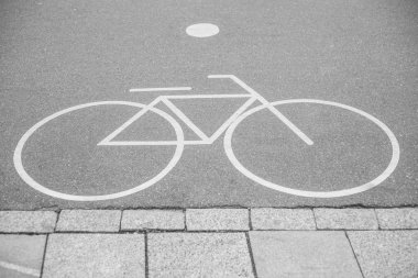 Asfalt park açık havada Bisiklet lane tabelada beyaz boyalı. Ayrı yol sağlıklı ekolojik Taşımacılık/Nakliyat