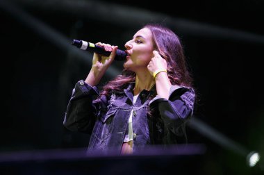 Moskova-21 Temmuz 2017: rap şarkıcı basta geri vokalist kadın şarkıcı sahnede