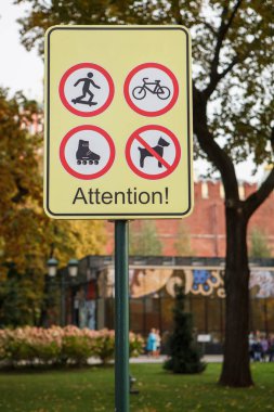 Moskova-3 Ekim 2016: kırmızı meydanda yer alan ve şehrin merkezindeki bu yeşil parkta bisiklet, paten, kaykay ve Evcil hayvanlarla yürüyüş yapan yasaklayıcı tabela