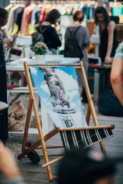 Moskova - 22 Ağustos, 2015: Tasarım Pazar Le piknik adlı popüler hipster olay Dewars Powerhouse gerçekleşti ve genç tasarımcı ve sanatçıların toplandı