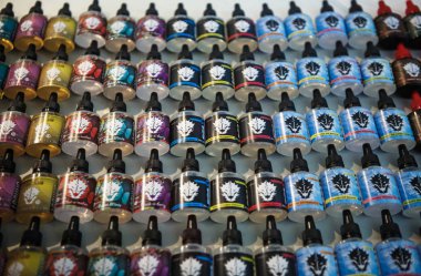 Kiev, Ukrayna-14 Nisan, 2018: yeni lezzetli vape suyu sigara elektronik vaping cihazlar ile için. Sigara içenler vape Expo Satılık. Plastik şişe kapları ile ejuice gliserin sıvı vaper mağaza
