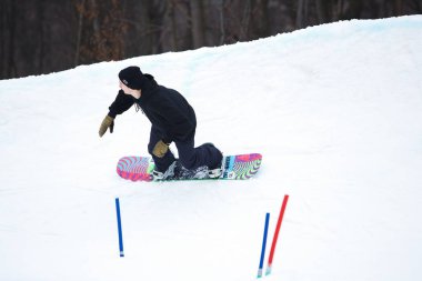 Kiev, Ukrayna -3 Şubat, 2018: park Goloseev Kayak açılış Park Snowboard. Genç snowboard kar Park'taki kış sporları Yarışması'nda yolda tepeden aşağı sürme.