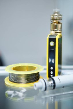 Vape Dükkanı. Modern vaping cihaz bakım ve yükseltme bölümlerinde kapatın. O popualr ecig vaper cihaz satın. Elektronik Sigara İçilmeyen ejuice için aracı. Kutusu mod ve tel