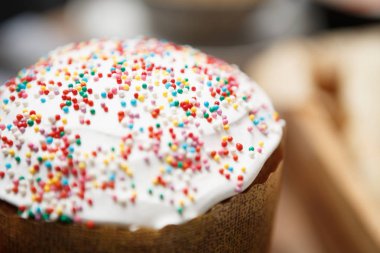 Ortodoks crhistian tatil kutlaması için güzel Paskalya kek. Lezzetli ev yapımı ekmek yemek ve İsa'nın yeniden doğuşu kutlamak. Dini bahar tatil yemek masada dekorasyonu ile