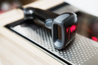 Check dışarı dükkanda yeni barkod tarayıcı. Mağazasında kasiyer aracı. Ürün ve tarama barkod satın. Yakın çekim, lazer tarama teknolojisi ekipmanları