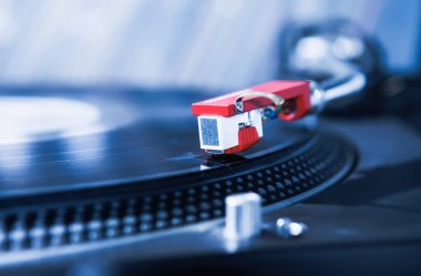 Pikap vinil plak çalar Dj. turntable iğne ile müzik kayıtları oynamaya odak. Hifi ses meraklısı, profesyonel parti disk jokey için analog stüdyo ekipmanları