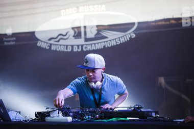 Moskova - 6 Ağustos, 2016: Dmc Dj Dünya Rus finalleri sahne yüzleri ve dantel Festivali'nde. Headliner: Invisibl Skratch Piklz (Dj Q-Bert, Dj D-stilleri, Dj Shortkut)