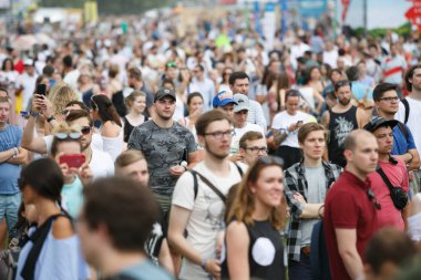 Moskova - 29 Temmuz, 2017: müzik hayranları zevk büyük açık hava eğlence olay. Açık Hava Festivali Afisha piknik.