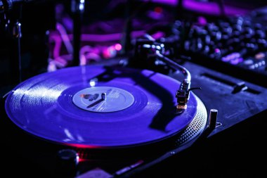 Kiev-4 Temmuz, 2018: Profesyonel Dj pikap parlak mavi ışıklar içinde konser sahne üzerinde. Vintage Technics Sl 1210 tablo oyuncu aygıt eski analog vinil plak disk ile açmak. İğne ile sıfırdan kayıtları