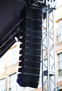 Kiev-11 Ağustos 2018: büyük siyah ses hoparlörleri Massive konser aşamasında açık Bazar etkinlikte monte. Yaz müzik festivali ekipmanları. Sahnede güçlü müzik hoparlör kutuları