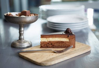 Bu lezzetli chocolte bisküvi pasta Cafe tatlılar tadını çıkarın. Kakao kek parçası. Fırın ürün. Lezzetli İtalyan restoran tatlı gıda menü arka plan