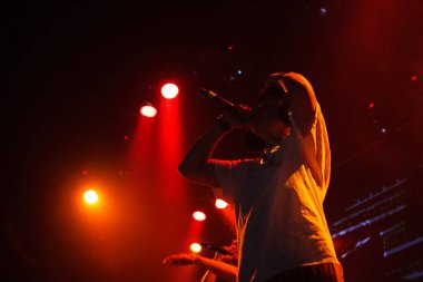Moskova - 2 Eylül, 2016: büyük hip hop konser rapçi Yung yalın gece kulübü. Ünlü rap şarkıcısı sahnede şarkı söylüyor.