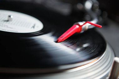 Kiev-28 Temmuz, 2018: Profesyonel retro dj tablo Technics Sl-1210 açın. Vintage DJ ses ses kayıt stüdyosu ekipman. Kırmızı turntable iğne vinil plak disk üzerinde