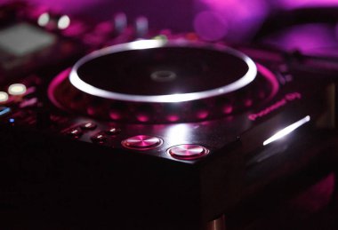 Kiev-4 Temmuz, 2018: Dj oyuncu kulübü. Profesyonel Pioneer Cdj müzikhol aşamasında tablo açın. Techno parti ekipman gece kulübünde sahnede. Oyun ve eğlence Event'de müzik parçaları remix