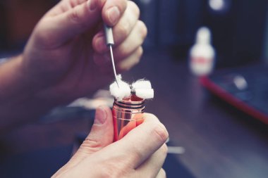 Elektronik savaş robotu mod vaping cihaz bakım. Modern Buharlaştırıcı e-cig aygıtı vape gliserin e-sıvı için. Vaper cihaz tamir Servisi. Master tel sigara için değiştirin. Ecig rapairing işlemi