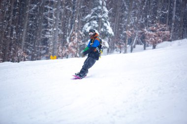 Bukovel, Ukrayna-19 Mart, 2018: Bukovel kar Park resort özel Kayak yolda gemide Snowboarder atlet sürmek. Güney Avrupa'da aşırı kış sporları. Tatil için seyahat hedef