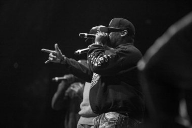 Moskova - 13 Kasım, 2015: popüler ABD'li hip hop grubu Wu-Tang Clan canlı gece kulübünde performans. Sahne Alanı'nda ünlü rap şarkıcısı. Siyah ve beyaz atış ünlü rapçi