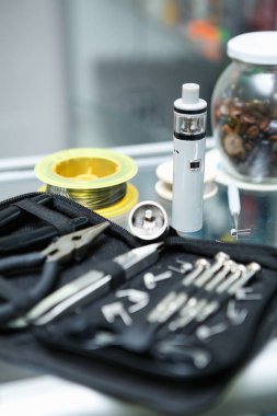 Vape Dükkanı. Modern vaping cihaz bakım ve yükseltme bölümlerinde kapatın. O popualr ecig vaper cihaz satın. Elektronik Sigara İçilmeyen ejuice için aracı. Yeni kutusu mod clearomizer