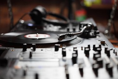 Pikap vinil plak çalar, analog ve dijital müzik Dj için analog ses teknolojisi. Yakın, makro için profesyonel stüdyo cihazları