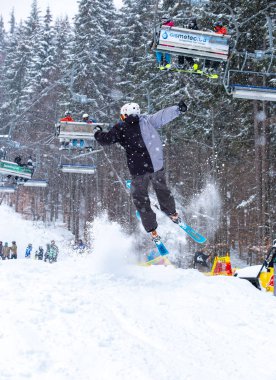 Bukovel, Ukrayna-19 Mart, 2018: Kar kicker rampa Bukovel kış Parkı'nda ücretsiz Kayak binici atlar. Aşırı spor müsabakasını dağlarda kayakçılar için