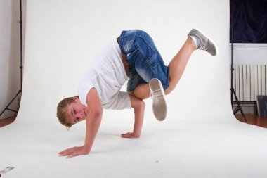 beyaz zemin üzerine gencin bboy eğitim  