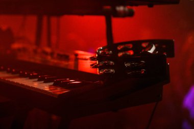 Moskova - 5 Ekim, 2016: Rus synth pop rock grubu playing canlı Vougal 16 büyük gece kulübü sahnede konser